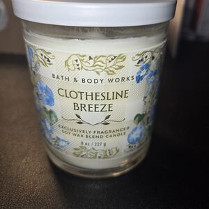 Bath & Body Works Clothesline Breeze Candle — White with Blue Floral Label